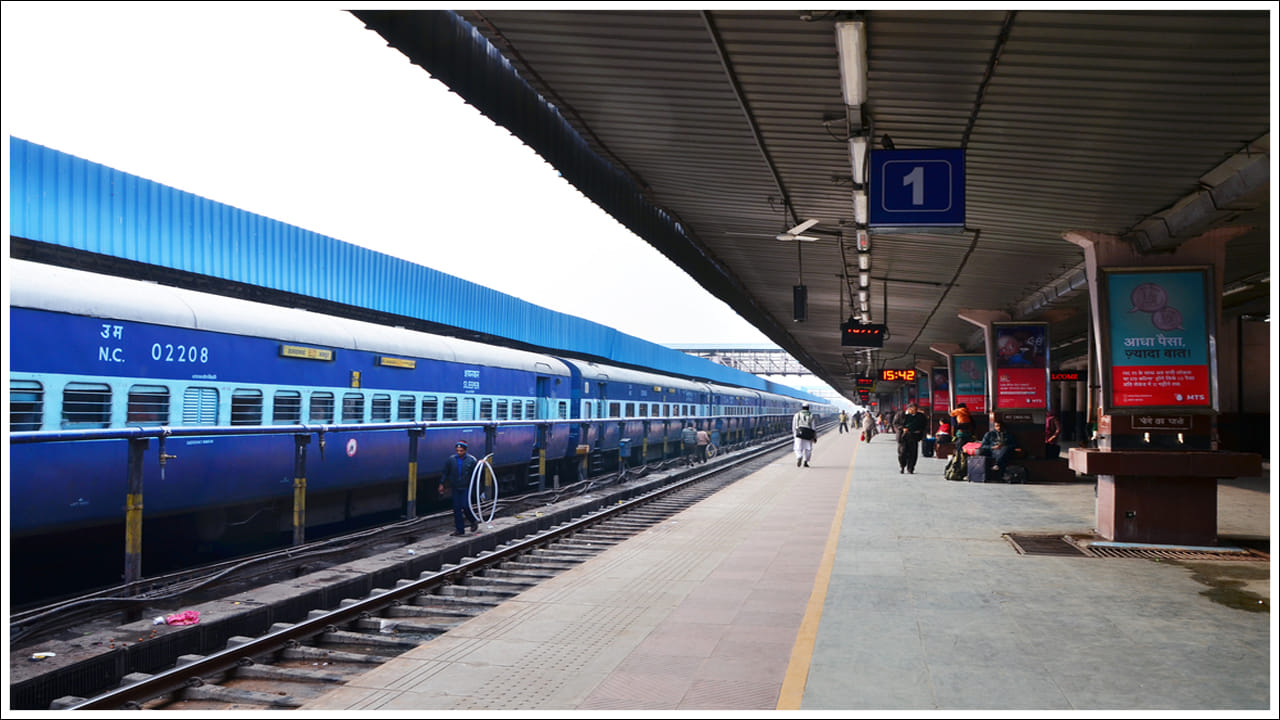  టికెట్ బుకింగ్ ఇప్పుడు సులభం, వేగవంతం: రైల్ వన్ యాప్ ద్వారా టిక్కెట్లు బుక్ చేసుకోవడం ఇప్పుడు చాలా సులభంగా, వేగంగా మారింది. ముఖ్యంగా రద్దీ సమయాల్లో స్టేషన్‌లో పొడవైన క్యూలలో నిలబడాల్సిన అవసరం ఇకపై లేదు. ప్రయాణికులు ఎక్కడి నుండైనా ఎప్పుడైనా టిక్కెట్లు బుక్ చేసుకోవడంతో పాటు 3% తగ్గింపును కూడా పొందవచ్చు. డిజిటల్ బుకింగ్ నగదుపై ఆధారపడటాన్ని తగ్గిస్తుంది. తద్వారా ప్రయాణాన్ని మరింత సురక్షితంగా, సౌకర్యవంతంగా చేస్తుంది. రైల్ వన్ యాప్ రోజువారీ ప్రయాణికులకు ప్రయాణాన్ని సులభతరం, వేగవంతం, మరింత సరసమైనదిగా చేస్తోంది.