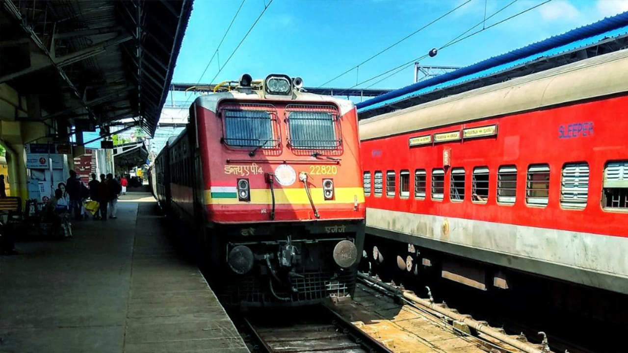  Indian Railways Interesting Facts: మీరు ఎప్పుడైనా కిక్కిరిసిన రైల్వే ప్లాట్‌ఫారమ్‌పై నిలబడినప్పుడు రైలు బోగీలపై (Coaches) వివిధ రంగుల్లో పెయింట్ చేసిన చారలను గమనించారా? పసుపు, నీలం, ఆకుపచ్చ, ఎరుపు.. ఇలా రకరకాల రంగులు కనిపిస్తుంటాయి. వీటిని కేవలం అలంకరణ కోసం వేసిన డిజైన్ అనుకుంటే పొరపాటే. భారతీయ రైల్వేలో ఇవి ఒక నిశ్శబ్ద సమాచార వ్యవస్థగా పనిచేస్తాయి. లక్షలాది మంది ప్రయాణికులకు, రైల్వే సిబ్బందికి మార్గనిర్దేశం చేసే ఈ రంగుల వెనుక ఉన్న అర్థం ఏమిటో ఇప్పుడు చూద్దాం. 