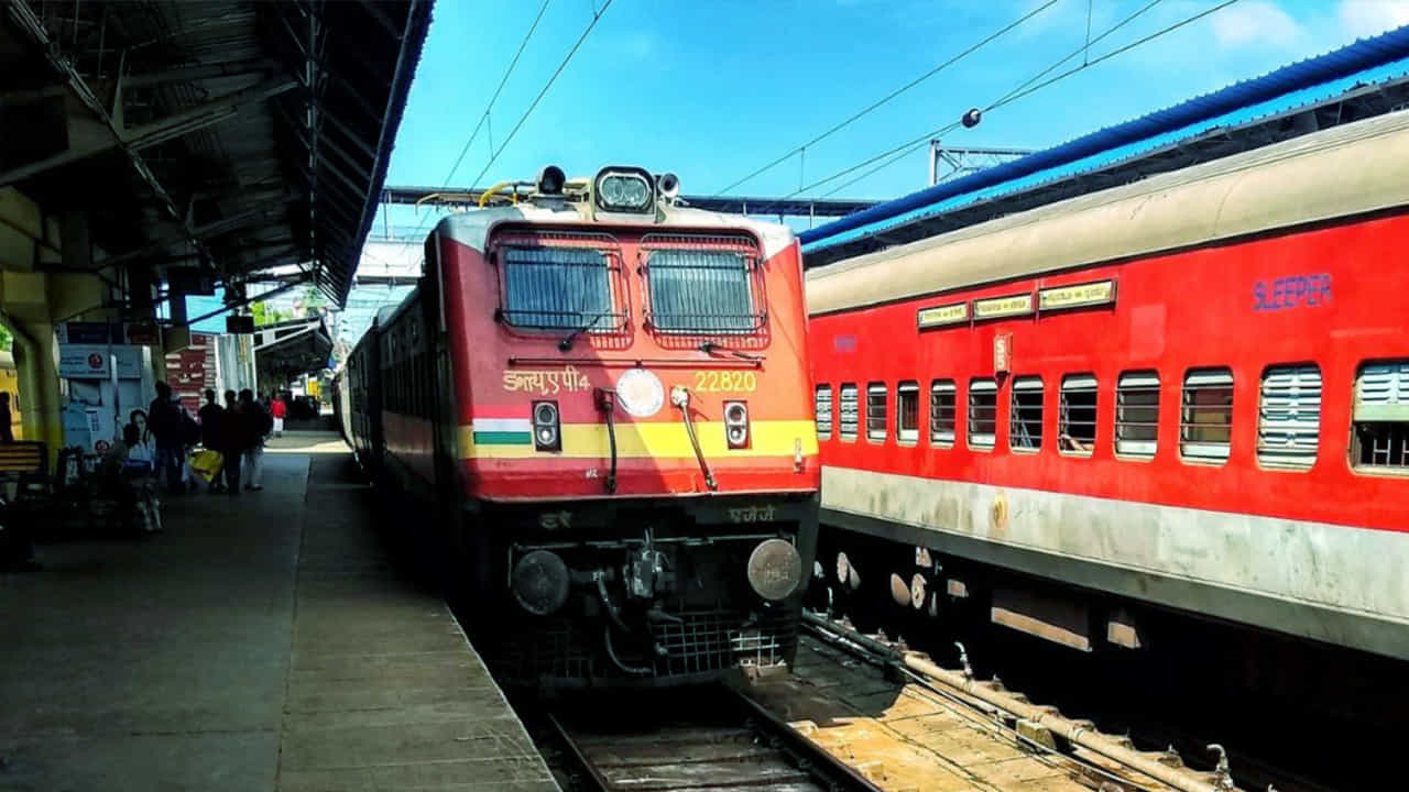Indian Railways Interesting Facts: మీరు ఎప్పుడైనా కిక్కిరిసిన రైల్వే ప్లాట్ఫారమ్పై నిలబడినప్పుడు రైలు బోగీలపై (Coaches) వివిధ రంగుల్లో పెయింట్ చేసిన చారలను గమనించారా? పసుపు, నీలం, ఆకుపచ్చ, ఎరుపు.. ఇలా రకరకాల రంగులు కనిపిస్తుంటాయి. వీటిని కేవలం అలంకరణ కోసం వేసిన డిజైన్ అనుకుంటే పొరపాటే. భారతీయ రైల్వేలో ఇవి ఒక నిశ్శబ్ద సమాచార వ్యవస్థగా పనిచేస్తాయి. లక్షలాది మంది ప్రయాణికులకు, రైల్వే సిబ్బందికి మార్గనిర్దేశం చేసే ఈ రంగుల వెనుక ఉన్న అర్థం ఏమిటో ఇప్పుడు చూద్దాం.