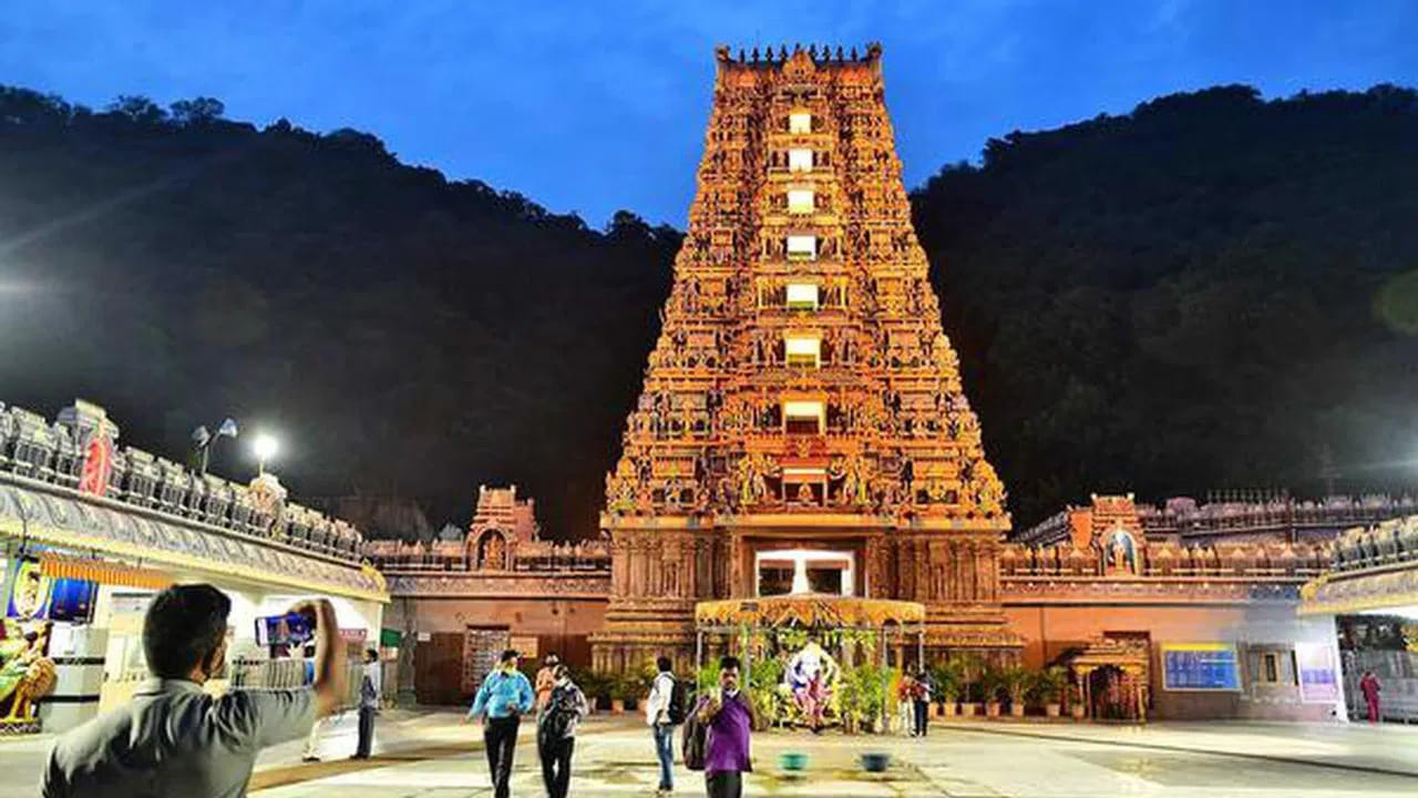 ఇంద్రకీలాద్రిపై ఫేక్ అర్చకుడి వివాదం.. నకిలీ పత్రాలతో ఉద్యోగ యత్నం?