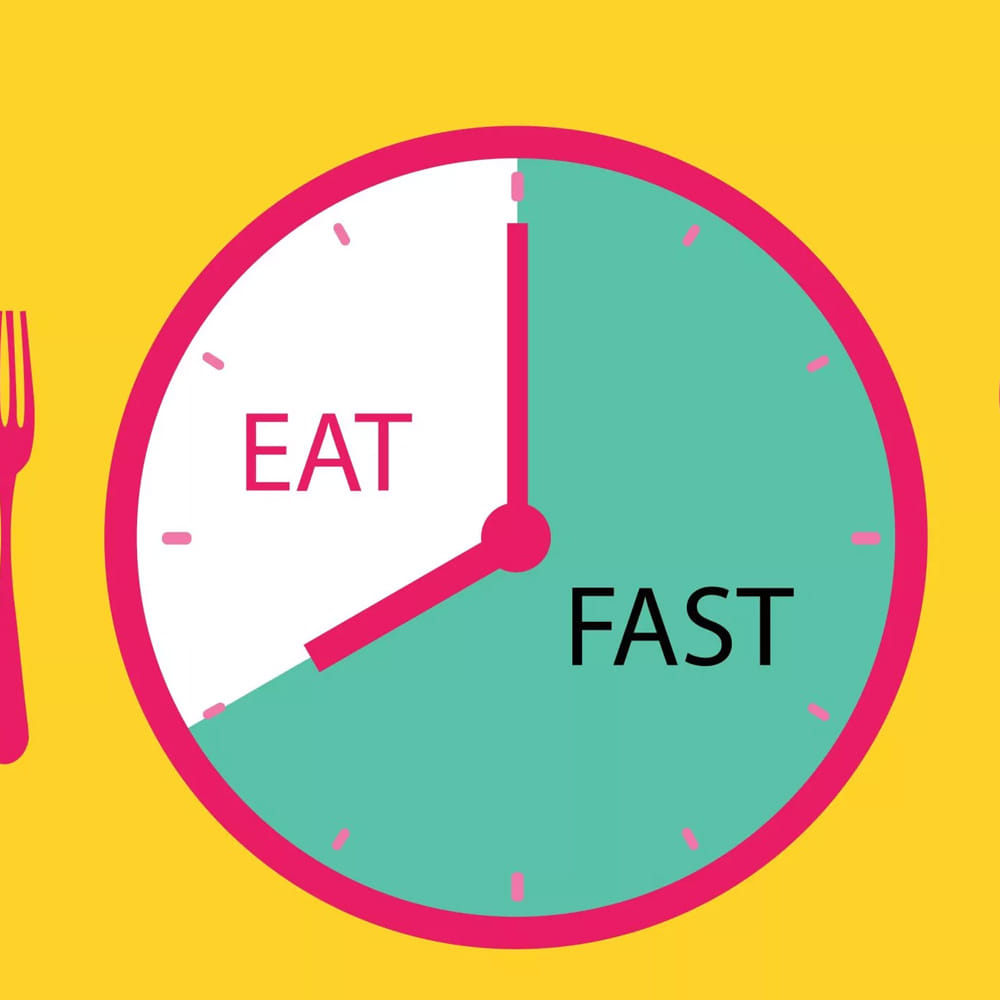 ఇంటర్మిటెంట్ ఫాస్టింగ్ ప్రారంభించడానికి, మొదట 12 గంటల విరామంతో ప్రారంభించి, క్రమంగా 14, ఆపై 16 గంటలకు పెంచవచ్చు. ఉదాహరణకు, రాత్రి 8 గంటలకు భోజనం చేసి, మరుసటి రోజు ఉదయం 12 గంటల వరకు ఏమీ తినకుండా ఉండటం (16:8 పద్ధతి). ఆకలి వేసినప్పుడు ఒక గ్లాసు నీరు, చక్కెర లేని బ్లాక్ కాఫీ లేదా గ్రీన్ టీ తీసుకోవచ్చు. పాలు, చక్కెర వంటివి ఇన్సులిన్‌ను పెంచుతాయి కాబట్టి వాటిని నివారించాలి. ఉపవాసం విరమించినప్పుడు, శరీరం సున్నితంగా ఉంటుంది కాబట్టి, నానబెట్టిన బాదం, ఒక గుడ్డు లేదా కొబ్బరి నీళ్ళతో మెల్లగా ప్రారంభించి, అరగంట తర్వాత ప్రధాన భోజనం చేయడం మంచిది.