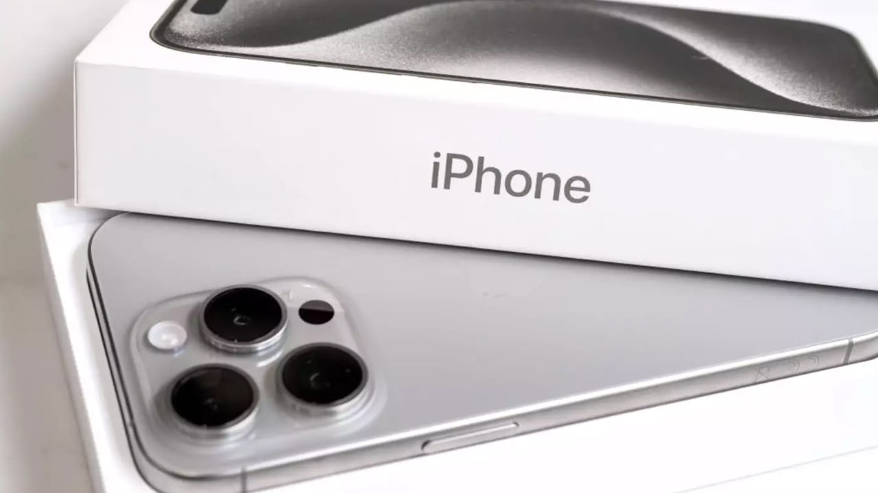 ప్రధానంగా ఇది ఇంటర్నెట్‌ను సూచిస్తుందని ఆయన పేర్కొన్నారు. ఆ కాలంలో ఇంటర్నెట్ విస్తరణ వేగంగా జరుగుతుండగా, వినియోగదారులను సులభంగా ఆన్‌లైన్‌కు కనెక్ట్ చేయగల సామర్థ్యాన్ని ఈ ఉత్పత్తి కలిగి ఉందని తెలియజేయడం ప్రధాన ఉద్దేశం.