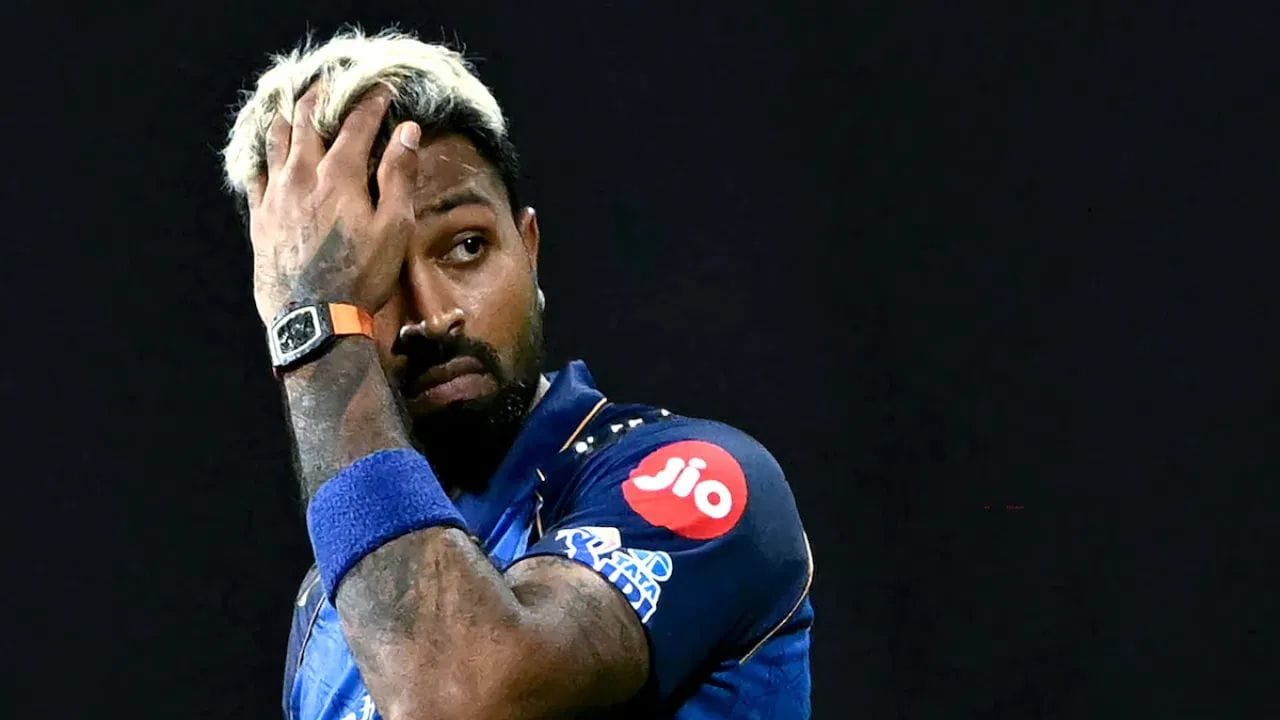 ముంబై ఇండియన్స్ కెప్టెన్ హార్దిక్ పాండ్యా ప్రదర్శన చాలా పేలవంగా ఉంది. ఆల్‌రౌండర్ అయిన పాండ్యా, బ్యాటింగ్‌లో గానీ, బౌలింగ్‌లో గానీ మంచి ప్రదర్శన ఇవ్వలేకపోవడంతో, ముంబై ఏడు మ్యాచ్‌లలో కేవలం రెండింటిలో మాత్రమే గెలిచింది. పాయింట్ల పట్టికలో జట్టు ఎనిమిదో స్థానంలో ఉంది. ఈ సీజన్‌లో ఆడిన ఆరు మ్యాచ్‌లలో, పాండ్యా 19.4 సగటుతో కేవలం 97 పరుగులు మాత్రమే చేసి, బౌలింగ్‌లో మూడు వికెట్లు మాత్రమే తీశాడు. ముంబై జట్టు హార్దిక్ పాండ్యా కోసం రూ. 16.35 కోట్లు చెల్లిస్తోంది.