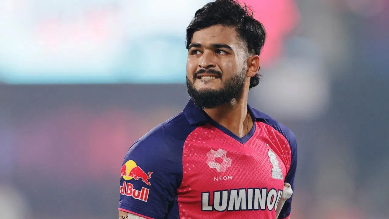 రాజస్థాన్ రాయల్స్ యువ కెప్టెన్ రియాన్ పరాగ్ తాను ఆడిన ఏడు మ్యాచ్‌లలో కేవలం 81 పరుగులు మాత్రమే చేశాడు. శుభవార్త ఏమిటంటే, ర్యాన్ పరాగ్ పేలవ ప్రదర్శన చేసినప్పటికీ, ఇతరుల మంచి ప్రదర్శన కారణంగా రాజస్థాన్ రాయల్స్ ప్రస్తుతం మంచి స్థితిలో ఉంది. ఇప్పటి వరకు ఆడిన 7 మ్యాచ్‌లలో ఐదింటిలో విజయం సాధించి పాయింట్ల పట్టికలో రెండవ స్థానంలో ఉన్నాడు. రాజస్థాన్ జట్టు ర్యాన్ పరాగ్‌కు రూ. 14 కోట్ల జీతం చెల్లిస్తుంది.