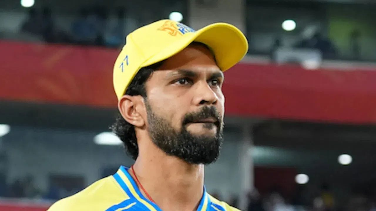 చెన్నై సూపర్ కింగ్స్ కెప్టెన్ రుతురాజ్ గైక్వాడ్ కూడా జట్టుకు ఒక సమస్యగా మారాడు. ఏడు మ్యాచ్‌లలో గైక్వాడ్ కేవలం 104 పరుగులు మాత్రమే చేశాడు. అతను ఒక్క సెంచరీ గానీ, హాఫ్ సెంచరీ గానీ చేయలేదు. ప్రతి మ్యాచ్‌లోనూ చెన్నై సూపర్ కింగ్స్ పేలవమైన ఆరంభాన్ని పొందడానికి రుతురాజే ప్రధాన కారణం. చెన్నై సూపర్ కింగ్స్ గైక్వాడ్‌కు రూ. 18 కోట్లు చెల్లిస్తోంది.