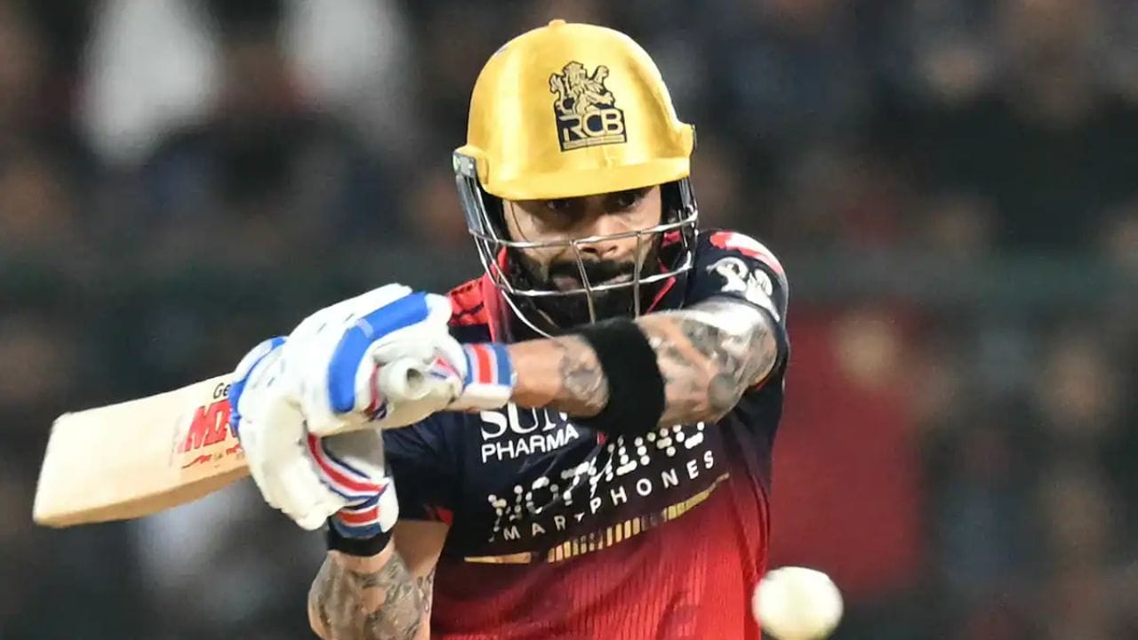 నిజానికి, విరాట్ కోహ్లీ ఐపీఎల్‌లో సరిగ్గా 10 సీజన్లలో 400 కంటే ఎక్కువ పరుగులు సాధించాడు. దీంతో, 10 ఎడిషన్లలో 400 కంటే ఎక్కువ పరుగులు చేసిన ఏకైక బ్యాట్స్‌మన్‌గా కూడా కోహ్లీ నిలిచాడు. ఇప్పుడు, విరాట్ కోహ్లీ 19వ ఎడిషన్‌లో కూడా 400 పరుగుల మార్కును దాటడం ఖాయం.