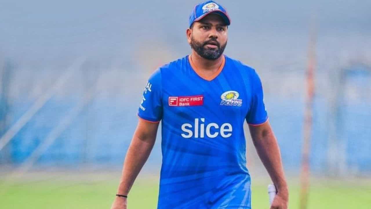 పంజాబ్తో మ్యాచ్కు దూరం కానున్నారా?: ముంబై ఇండియన్స్ తమ తదుపరి మ్యాచ్లో పంజాబ్ కింగ్స్తో తలపడనుంది. అయితే, జట్టు యాజమాన్యం రోహిత్ విషయంలో ఎటువంటి రిస్క్ తీసుకోవాలని అనుకోవడం లేదు. ఒకవేళ గాయం స్వల్పమైనది అయినప్పటికీ, ముందు జాగ్రత్త చర్యగా పంజాబ్తో జరిగే మ్యాచ్లో ఆయనకు విశ్రాంతినిచ్చే అవకాశం ఉంది. ఐపీఎల్ సుదీర్ఘమైన టోర్నీ కావడంతో, కీలకమైన చివరి దశ మ్యాచ్ల కోసం రోహిత్ను సంపూర్ణ ఆరోగ్యంతో ఉంచాలని ముంబై యోచిస్తోంది.