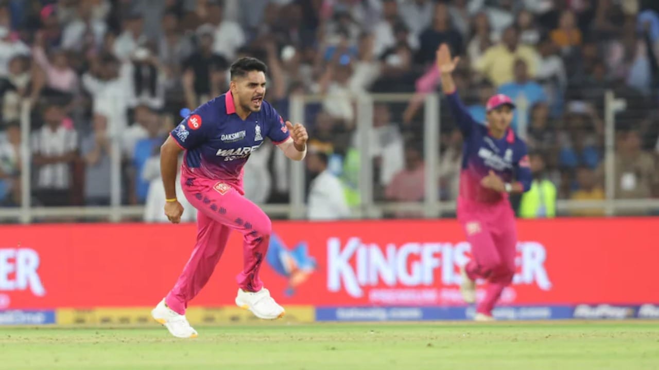 IPL 2026 : 11 రన్స్ కొట్టడం ఈజీ అనుకున్నారేమో.. చరిత్ర పుటల్లో నిలిచిపోయే ఓవర్ వేసిన తుషార్ దేశ్‌పాండే