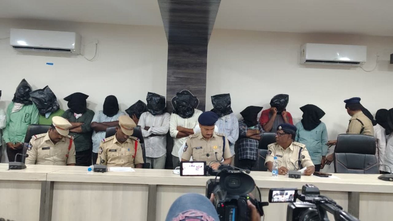 IPL Betting: గుట్టుచప్పుడు కాకుండా ఐపీఎల్ బెట్టింగ్స్.. సడెన్‌గా ఎంట్రీ ఇచ్చిన పోలీసులు.. కట్‌చేస్తే..