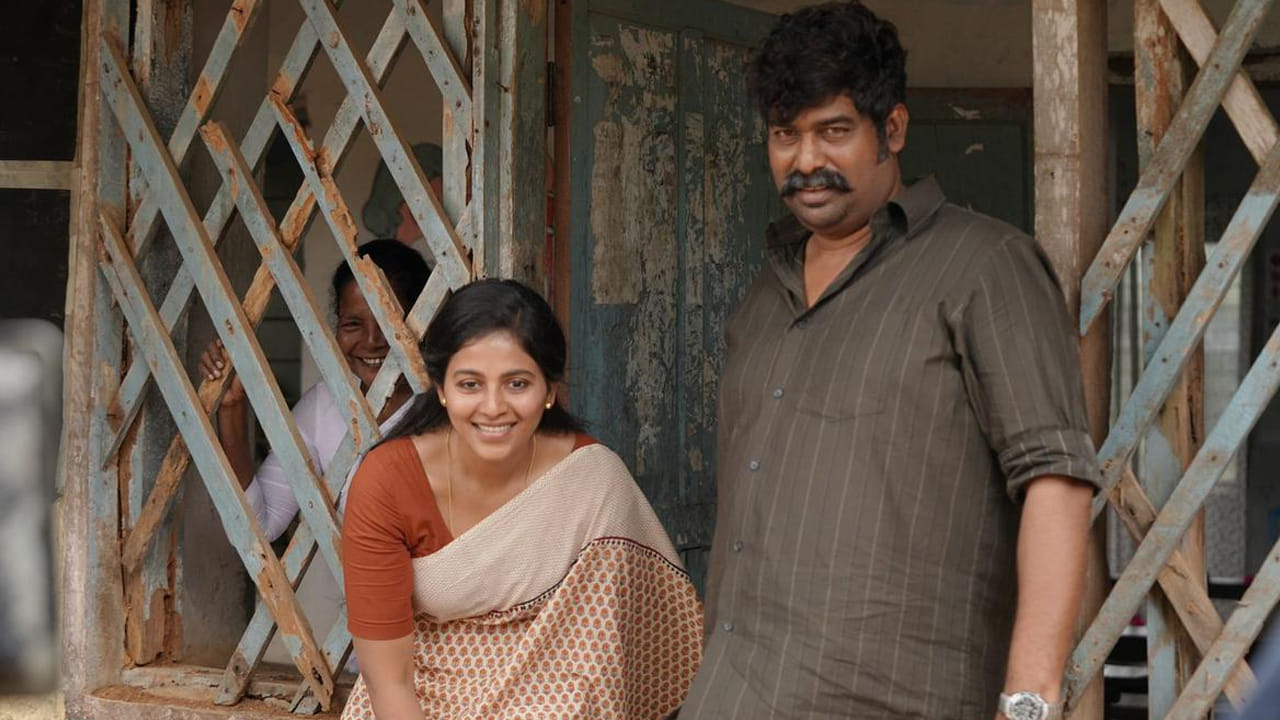 ఇరట్ట (Iratta): మలయాళంలో రూపొందిన ఇరట్ట చిత్రం ప్రముఖ ఓటీటీ ప్లాట్ ఫామ్ నెట్‌ఫ్లిక్స్‌లో అందుబాటులో ఉంది. కవల సోదరులైన ఇద్దరు పోలీసుల మధ్య ఉండే వైరం, పోలీస్ స్టేషన్లో జరిగే ఒక అనుమానాస్పద మృతి చుట్టూ ఈ కథ తిరుగుతుంది. ఈ సినిమా చివర్లో వచ్చే ట్విస్ట్ ఎవ్వరూ ఊహించలేరు. ఈ చిత్రం సస్పెన్స్, ట్విస్టులు చూస్తూ ఉండిపోతారు. 