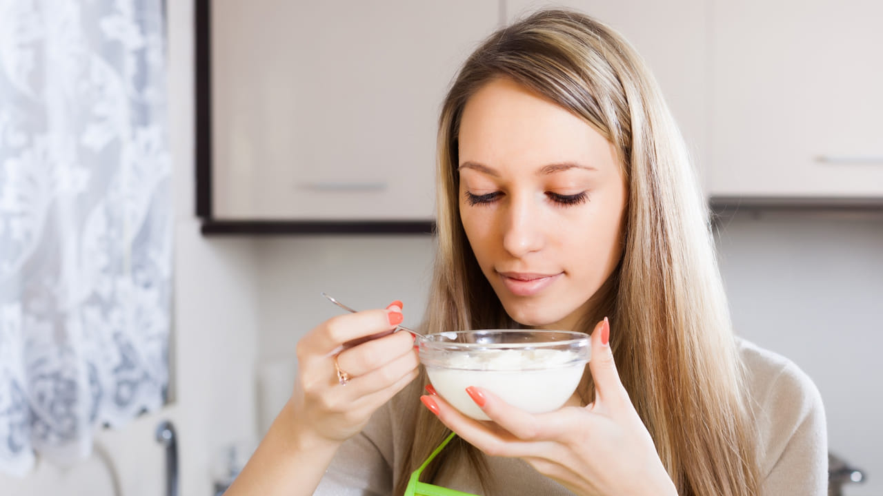 ఇలా తింటే ఇంకా మంచిది: కేవలం పెరుగు మాత్రమే కాకుండా అందులో కొద్దిగా జీలకర్ర పొడి, ఇంగువ, నల్ల ఉప్పు, మిరియాల పొడి లేదా పుదీనా కలిపి తీసుకుంటే జీర్ణక్రియ అద్భుతంగా మెరుగుపడుతుంది. ఇది శరీరానికి అవసరమైన ప్రోబయోటిక్స్‌ను అందించి రోగనిరోధక శక్తిని పెంచుతుంది.
