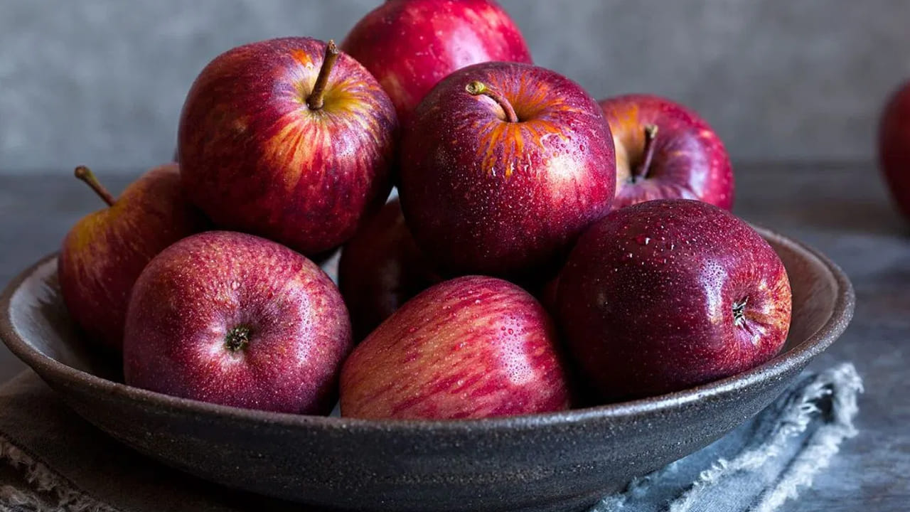 ఆపిల్ తిన్న వెంటనే నీళ్లు తాగుతున్నారా..? ఈ రోగాలను మీరు కొని తెచ్చుకున్నట్లే..