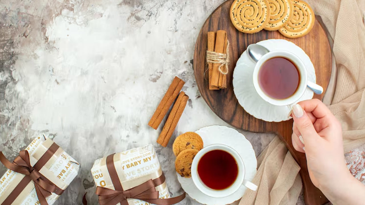 జీర్ణక్రియ మెరుగుపడుతుంది: భోజనం తర్వాత లేదా ఉదయాన్నే బెల్లం టీ తాగడం వల్ల జీర్ణవ్యవస్థ చైతన్యవంతం అవుతుంది. ఇది మలబద్ధకం సమస్యను నివారించి, గ్యాస్, ఎసిడిటీ నుండి ఉపశమనం కలిగిస్తుంది.  బెల్లం టీ తాగడం వల్ల జీర్ణక్రియ మెరుగుపడటమే కాకుండా, శరీరంలోని విషతుల్యాలను బయటకు పంపడానికి (Detoxification) సహాయపడుతుంది.