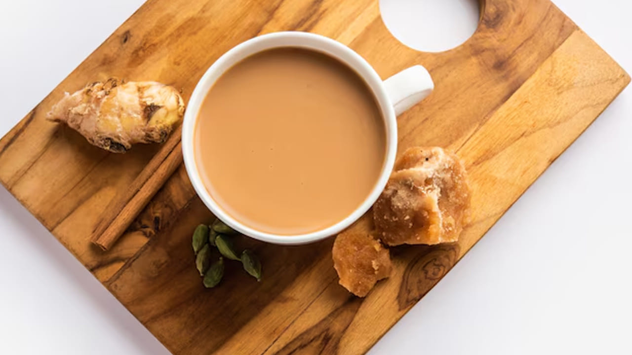 బరువు తగ్గడానికి సహాయపడుతుంది: చక్కెరలో కేవలం ఖాళీ క్యాలరీలు ఉంటాయి. ఇవి బరువు పెరగడానికి కారణమవుతాయి. కానీ బెల్లం జీవక్రియను (Metabolism) వేగవంతం చేస్తుంది. దీనివల్ల శరీరంలోని అదనపు కొవ్వు కరగడానికి సహాయపడుతుంది.