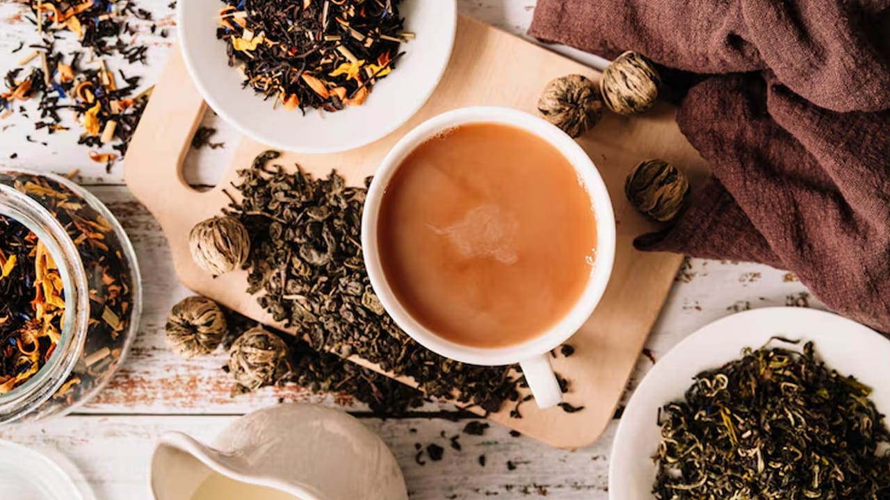 బెల్లం టీ చేసేటప్పుడు జాగ్రత్తలు: బెల్లం టీ చేసేటప్పుడు పాలు విరిగిపోకుండా ఉండాలంటే, టీ బాగా మరిగిన తర్వాత చివరగా బెల్లం పొడిని కలపాలి. లేదా బెల్లం వేసిన తర్వాత టీని ఎక్కువ సేపు మరగనివ్వకూడదు.
మీరు ఆరోగ్యకరమైన జీవనశైలిని అలవర్చుకోవాలనుకుంటే, మీ రోజువారీ టీలో చక్కెరను తగ్గించి బెల్లాన్ని చేర్చుకోవడం ఒక ఉత్తమమైన మార్పు. అయితే, డయాబెటిస్ ఉన్నవారు బెల్లం తీసుకునే ముందు వైద్యుని సలహా తీసుకోవడం మంచిది.