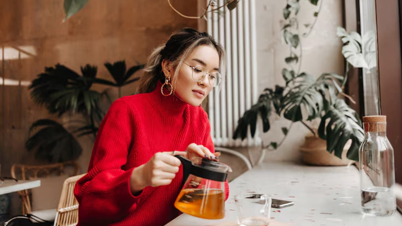 రోగనిరోధక శక్తి (Immunity): చక్కెరతో చేసిన టీ రుచిగా ఉన్నప్పటికీ, అది శరీరంలో క్యాలరీలను పెంచి బరువు పెరగడానికి, మధుమేహం వంటి సమస్యలకు దారితీస్తుంది. దీనికి ప్రత్యామ్నాయంగా బెల్లం టీ తీసుకోవడం వల్ల బెల్లంలో ఉండే యాంటీ ఆక్సిడెంట్లు, మినరల్స్ శరీరానికి ఇన్‌ఫెక్షన్లతో పోరాడే శక్తిని ఇస్తాయి. ఇది ఊపిరితిత్తులను శుభ్రపరచడంలో, శ్వాసకోశ సమస్యలను తగ్గించడంలో కూడా తోడ్పడుతుంది.
