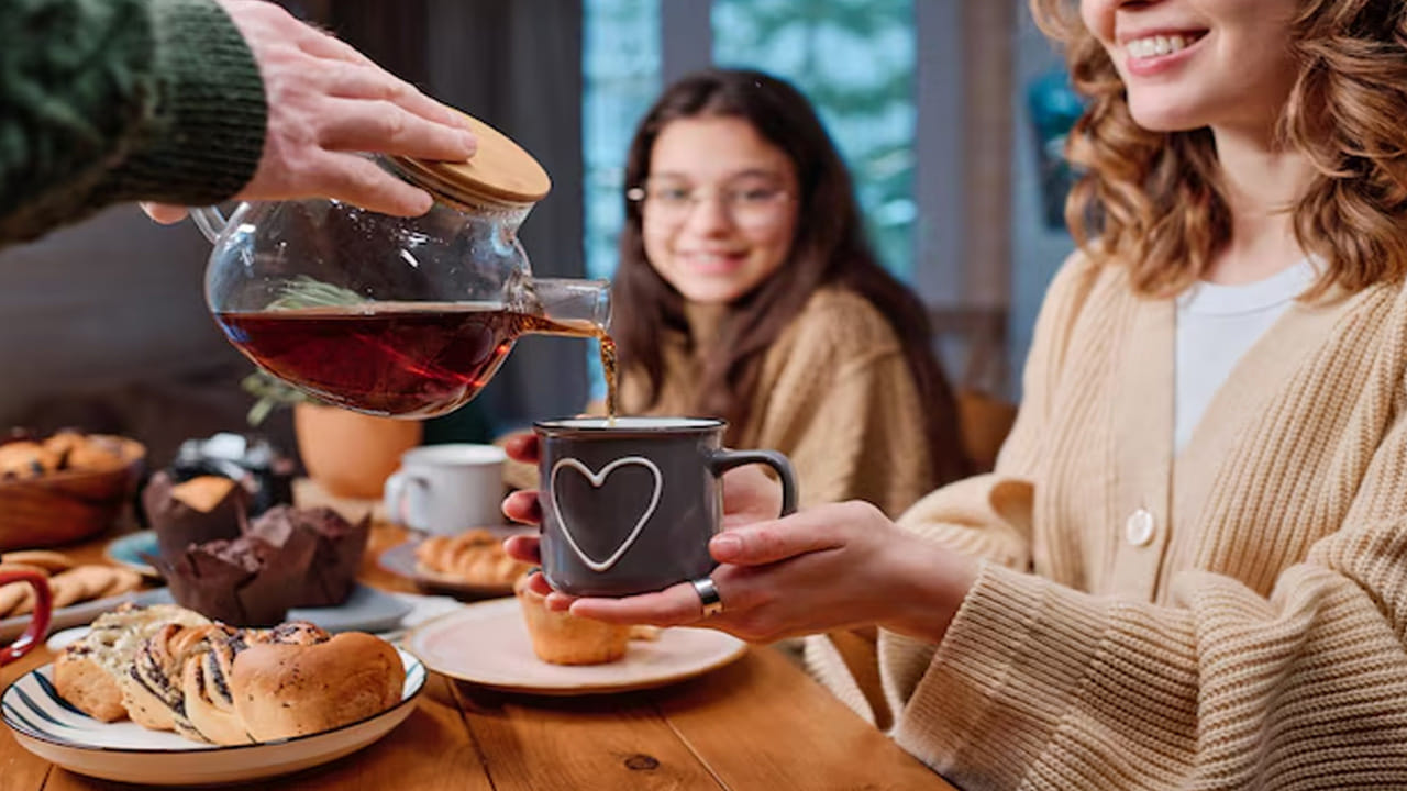 రక్తహీనత నివారణ: బెల్లంలో ఇనుము (Iron) పుష్కలంగా ఉంటుంది. రక్తహీనత (Anemia) సమస్యతో బాధపడేవారు చక్కెర బదులు బెల్లం వాడటం వల్ల శరీరంలో హిమోగ్లోబిన్ స్థాయిలు మెరుగుపడతాయి. బెల్లం టీ తీసుకోవడం వల్ల శరీరానికి అవసరమైన ఇనుము (Iron), పొటాషియం, మెగ్నీషియం అందుతాయి. 