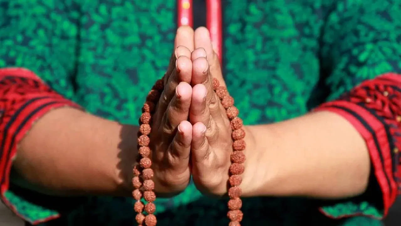 ఒకే జపమాలను పంచుకుంటే ఏమి జరుగుతుంది?.. 

ఒకే మాలను అనేక మంది ఉపయోగిస్తే ఏకాగ్రత తగ్గిపోవచ్చని, అలాగే ఆధ్యాత్మిక శక్తి విభజించబడుతుందని విశ్వాసం ఉంది. దీనివల్ల జప సాధనలో ఆశించిన ఫలితాలు రావడం ఆలస్యం కావచ్చు లేదా తగ్గిపోవచ్చు.
