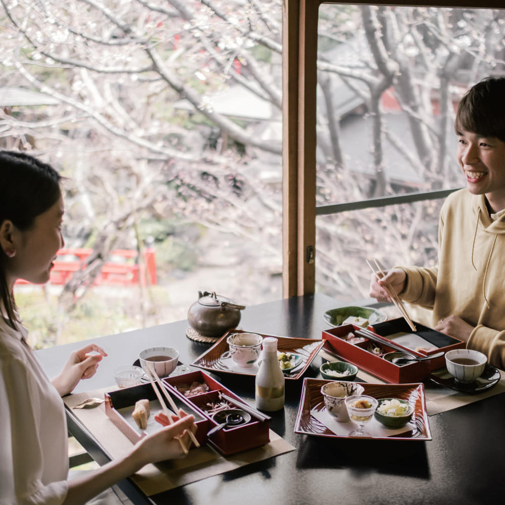 1. ఇకీగాయ్ (Ikigai) - నిద్ర లేవడానికి ఒక కారణం: చాలామంది పొద్దున్నే లేవగానే బద్ధకంగా ఫీల్ అవుతారు. ఎందుకంటే వారికి జీవితంలో ఒక బలమైన ఉద్దేశ్యం ఉండదు. ప్రతి మనిషికి ఒక ఇకీగాయ్ ఉండాలని జపనీస్ నమ్ముతారు. మీకు ఏ పని చేస్తే ఆనందం కలుగుతుందో, ఏ పనిలో మీరు నైపుణ్యం సాధించగలరో దాన్ని కనుక్కోవడమే ఇకీగాయ్. మీ లక్ష్యం స్పష్టంగా ఉంటే, అలారం అవసరం లేదు. మీ లక్ష్యమే మిమ్మల్ని నిద్రలేపుతుంది.