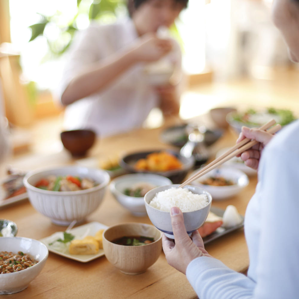 2. కైజెన్ (Kaizen) - నిరంతర ఎదుగుదల: మనం ఏదైనా పని మొదలు పెడితే ఒక్క రోజులోనే ఫలితం రావాలని ఆశిస్తాం. జిమ్‌కు వెళ్ళిన మొదటి రోజే సిక్స్ ప్యాక్ రావాలని, వ్యాపారం పెట్టిన నెలఖరుకే లాభాలు రావాలని కోరుకుంటాం. కానీ కైజెన్ పెద్ద మార్పుల కోసం చూడవద్దని చెబుతుంది. ప్రతి రోజూ కేవలం ఒక్క శాతం మెరుగుపడండి. ఉదాహరణకు, మీరు ఒక పుస్తకం చదవాలనుకుంటే, రోజుకు ఒక గంట కాకుండా కేవలం ఒక పేజీ చదవండి. కానీ ప్రతి రోజూ చదవండి. చిన్న చిన్న మార్పులే దీర్ఘకాలంలో పెద్ద ఫలితాలను ఇస్తాయి.