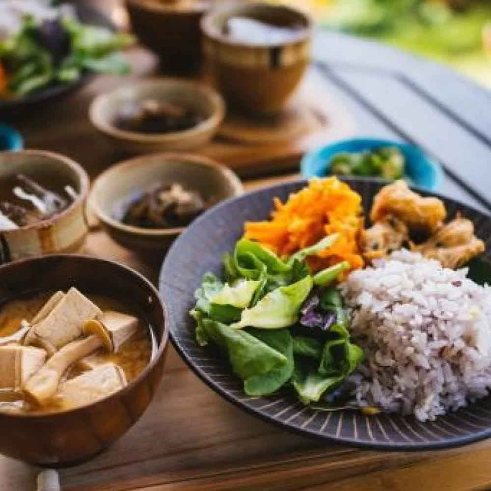 3. పొమొడోరో (Pomodoro) - దృష్టిని పెంచడానికి: ఇది జపాన్‌లో చాలా ప్రసిద్ధి చెందింది. మనం గంటల తరబడి చదువుతాం లేదా పని చేస్తాం, కానీ మధ్యలో ఫోన్ చూడటం, రీల్స్ స్క్రోల్ చేయడం వల్ల సమయం వృధా అవుతుంది. దీనికి పరిష్కారం 25 నిమిషాలు పూర్తి ఏకాగ్రతతో పని చేసి, ఆపై ఐదు నిమిషాలు విరామం తీసుకోవడం. ఈ చక్రం మెదడు అలసిపోకుండా చేస్తుంది, పైగా పని వేగంగా పూర్తవుతుంది.