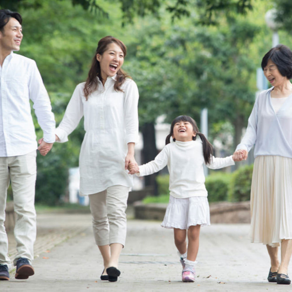 4. హారా హాచీ బూ (Hara Hachi Bu) - 80 శాతం నిండే వరకే తినండి: ఇది జపనీయుల ఆరోగ్య రహస్యం. మనం కడుపు నిండా తినేసి కదలలేక సోఫాలో పడిపోతాం. అతిగా తింటే బద్ధకం వస్తుంది, మనసు మందగిస్తుంది. కడుపు 80 శాతం నిండే వరకే తినడం వల్ల అతిగా తినడం నివారించవచ్చు. జపనీస్ ప్రజలు ఎప్పుడూ కడుపులో కొంచెం ఖాళీ ఉంచుతారు. దీని వల్ల వారు రోజంతా శక్తివంతంగా ఉంటారు. అందుకే జపాన్‌లో స్థూలకాయం చాలా తక్కువ.