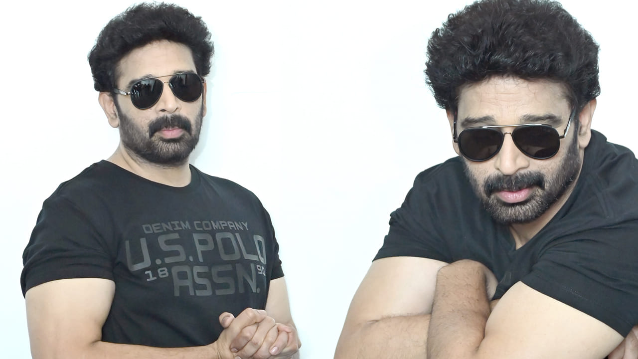 జేడీ చక్రవర్తిని చూడగానే మనకు మొదట గుర్తొచ్చేది ఆయన గంభీరమైన రూపం. 90వ దశకంలో ఎంత ఫిట్‌గా ఉన్నారో, ఇప్పుడు కూడా అదే బాడీని మెయింటైన్ చేయడం వెనుక సంవత్సరాల తరబడి చేసిన కష్టం ఉంది. ఆయన ఒక ఇంటర్వ్యూలో చెప్పినట్లుగా, ఆరోగ్యం విషయంలో ఆయన ఎప్పుడూ రాజీ పడరు. మనం సాధారణంగా వయసు పెరుగుతున్న కొద్దీ ఆహారంపై నియంత్రణ కోల్పోతుంటాం, కానీ జేడీ మాత్రం క్రమశిక్షణతో తన ఆరోగ్యాన్ని కాపాడుకుంటున్నారు.
