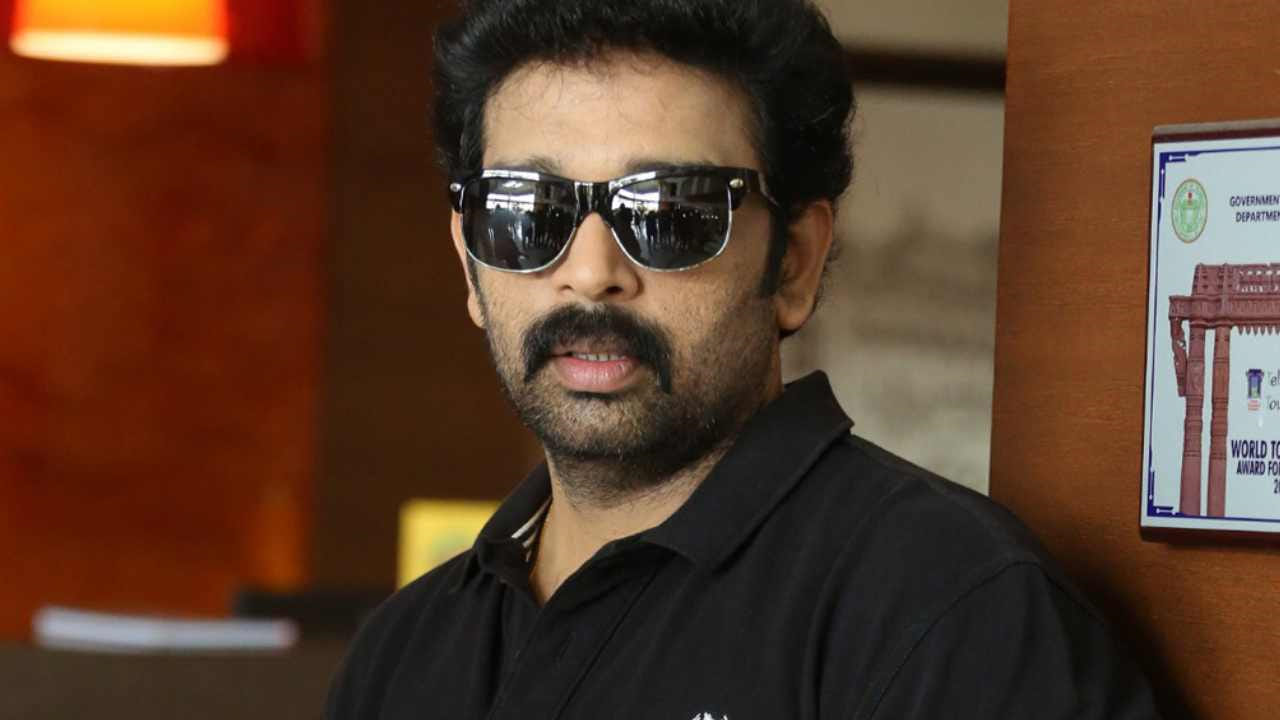  చాలామందికి భోజనం అంటే ఒక వేడుక, కానీ జేడీ చక్రవర్తికి మాత్రం అది ఒక సాధారణ ప్రక్రియ మాత్రమే. తన అక్క అమెరికాలో ఉంటూ మధ్యాహ్నం భోజనం చేస్తూనే రాత్రికి ఏం తినాలి అని ప్లాన్ చేస్తుంటే, తాను మాత్రం భోజనం చేయాల్సి వస్తుందని బాధపడతానని ఆయన నవ్వుతూ చెప్పారు. అంటే ఆహారంపై ఆయనకు వ్యామోహం ఎంత తక్కువో అర్థం చేసుకోవచ్చు. ఆకలి వేసినప్పుడు మాత్రమే పరిమితంగా తినడం, అది కూడా పోషకాలు ఉన్న ఆహారాన్ని ఎంచుకోవడం ఆయన ప్రత్యేకత. ఈ అలవాటే ఆయన్ని ఇతరుల కంటే భిన్నంగా చూపిస్తుంది. అందుకే ఆయన 50 ఏళ్లు దాటినా కూడా ఇంకా యంగ్‌గా కనిపిస్తున్నారు.
