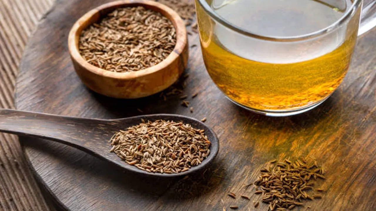 తయారు చేసే సరైన పద్ధతి: జీలకర్ర నీటిని ఎలా తయారు చేస్తున్నారనే దానిపైనే దాని ఫలితం ఆధారపడి ఉంటుంది. ఒక స్పూన్ జీలకర్రను రాత్రంతా ఒక గ్లాసు నీటిలో నానబెట్టాలి. ఉదయాన్నే ఆ నీటిని బాగా మరిగించాలి. నీరు రంగు మారే వరకు మరిగించడం వల్ల జీలకర్రలోని పోషకాలు నీటిలోకి చేరుతాయి. మరిగించిన నీటిని వడకట్టి, అది గోరువెచ్చగా ఉన్నప్పుడు మాత్రమే తాగాలి. మరీ వేడి నీటిని తాగడం వల్ల మలబద్ధకం వంటి సమస్యలు వచ్చే అవకాశం ఉంది.