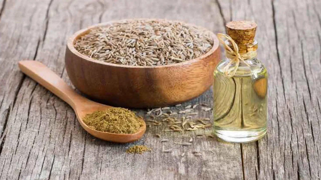 ఎప్పుడు తాగితే ఫలితం..?: జీలకర్ర నీటిని తాగడానికి ఉత్తమ సమయం ఉదయం ఖాళీ కడుపుతో తాగడం. ఒకవేళ ఉదయం వీలు పడకపోతే, భోజనం చేసిన తర్వాత చిన్న చిన్న సిప్స్ తీసుకుంటూ తాగవచ్చు. ఇలా చేయడం వల్ల భోజనం తర్వాత కలిగే కడుపు ఉబ్బరం లేదా భారంగా ఉండే సమస్య తగ్గుతుంది. ముఖ్యంగా వేసవి కాలంలో శరీరంలో కలిగే మంటను తగ్గించి, చల్లదనాన్ని ఇవ్వడానికి ఇది బాగా పనిచేస్తుంది.