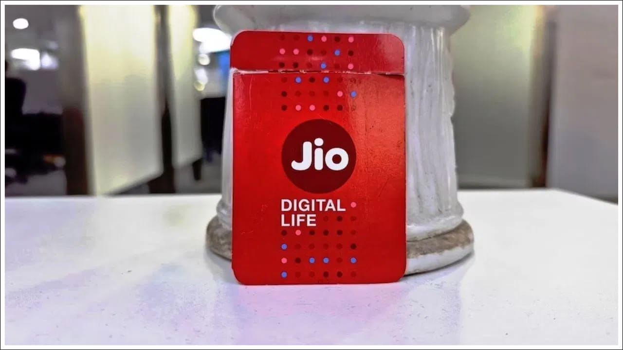 జియో నుండి అటువంటి ఒక రీఛార్జ్ ప్లాన్ ధర రూ.149. ఈ ప్లాన్ కింద వినియోగదారులు జియోహాట్‌స్టార్ సబ్‌స్క్రిప్షన్‌ను పొందుతారు. దీని ద్వారా వారు క్రికెట్ మ్యాచ్‌లను చూడవచ్చు. జియో ఈ బడ్జెట్-ఫ్రెండ్లీ రీఛార్జ్ ప్లాన్‌ను తన వెబ్‌సైట్‌లో 'క్రికెట్ డేటా ప్యాక్' కేటగిరీ కింద చేర్చింది. అందించే ప్రయోజనాల విషయానికి వస్తే ఈ ప్లాన్ వినియోగదారులకు 10GB డేటాను అందిస్తుంది.