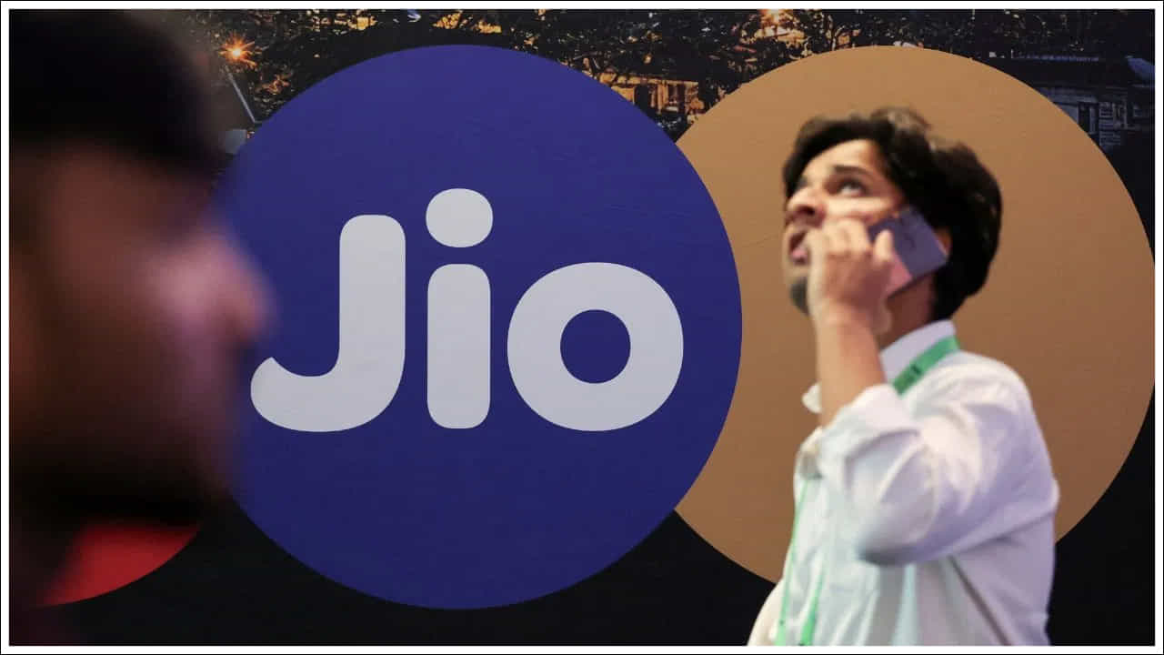 Jio Plan: జియో ప్రత్యేకంగా క్రికెట్ అభిమానుల కోసం అనేక చవకైన రీఛార్జ్ ప్లాన్లను ప్రవేశపెట్టింది. కంపెనీ వెబ్సైట్లో 30 రోజుల వ్యాలిడిటీతో పాటు జియోహాట్స్టార్ సబ్స్క్రిప్షన్తో సహా పలు ఇతర ప్రయోజనాలను అందించే అనేక 'క్రికెట్ ప్యాక్లు' మీకు లభిస్తాయి.