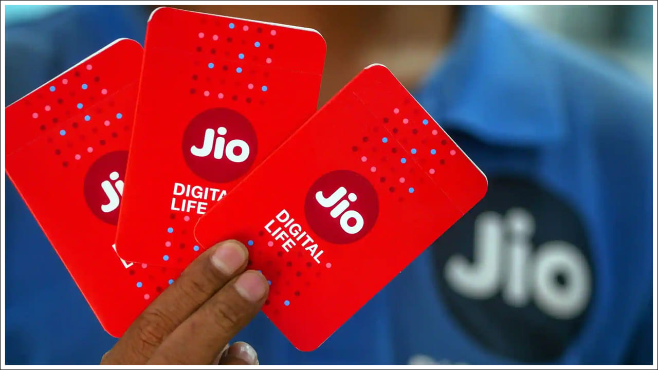  రూ.195 ప్లాన్ ముఖ్య లక్షణాలలో ఒకటి. ఇది వినియోగదారులకు 15GB హై-స్పీడ్ డేటాను అందిస్తుంది. అదనంగా ఈ ప్లాన్‌తో పాటు 90 రోజుల జియోహాట్‌స్టార్ మొబైల్ సబ్‌స్క్రిప్షన్ ఆఫర్ కూడా లభిస్తుంది. జియో ఇటీవల ప్రారంభించిన చవకైన 'వాల్యూ ప్యాక్‌ల' గురించి చెప్పాలంటే, కంపెనీ 28 రోజుల వ్యాలిడిటీతో రూ.189 ధర గల ప్లాన్‌ను అందిస్తోంది. ఈ ప్లాన్ కింద, వినియోగదారులు భారతదేశం అంతటా అపరిమిత కాలింగ్‌తో పాటు ఉచిత నేషనల్ రోమింగ్‌ను పొందుతారు. అదనంగా ఈ ప్లాన్‌తో కంపెనీ రోజుకు 2GB డేటా, 100 ఉచిత SMSలను అందిస్తోంది.