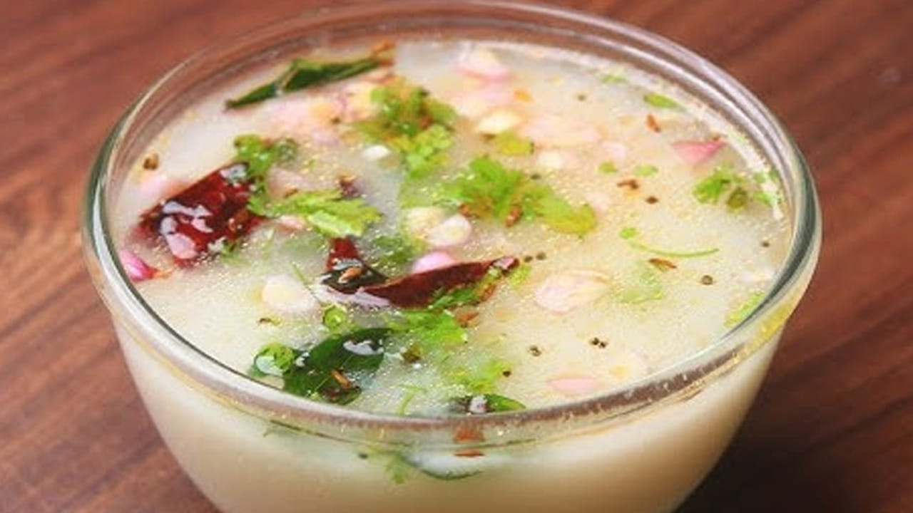 కావలసిన పదార్థాలు: అర కప్పు జొన్న రవ్వ లేదా జొన్న పిండి, మూడు కప్పుల నీరు , ఒక కప్పు మజ్జిగ, రుచికి తగినంత ఉప్పు , 
రెండు ఉల్లిపాయలు ఉల్లిపాయ, నాలుగు పచ్చిమిర్చి , కొత్తిమీరను తీసుకోవాలి. 