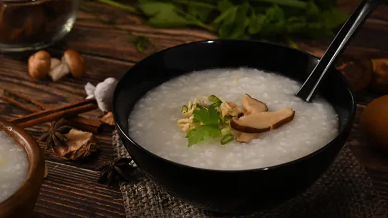 తర్వాత దీనిని ఒక గంట సేపు ఫ్రిజ్‌లో పెట్టుకోవాలి. తర్వాత తాగాలి అంతే చల్ల చల్లని జొన్న రవ్వ గంజి రెడీ. దీనిని ఫ్రిజ్‌లో కాకుండా నార్మల్‌గా కూడా తాగవచ్చు. దీనిని రోజూ తాగడం వలన అనేక ఆరోగ్య ప్రయోజనాలు ఉన్నాయంట.