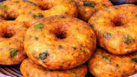 జొన్న పిండి గారెల రుచేవేరండి ఒకటి రెండుతో ఆగరు..