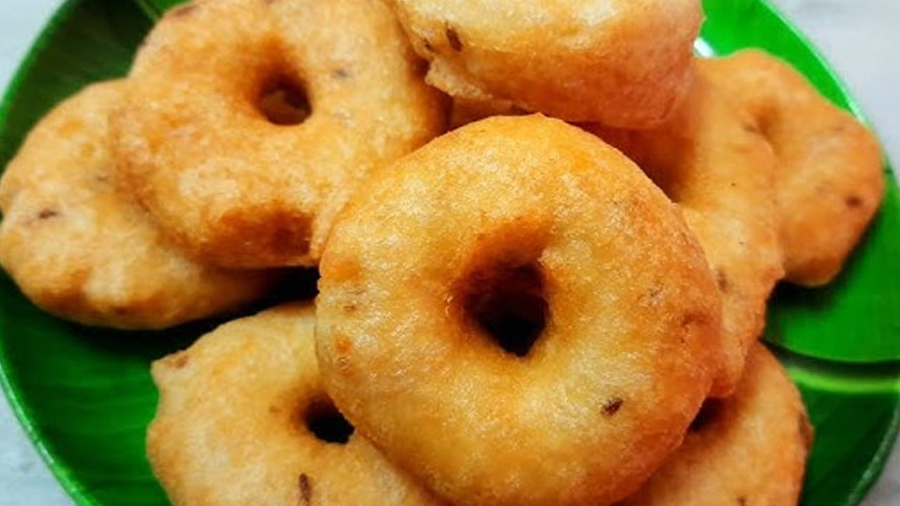 ఈ మిశ్రమాన్ని ఇలా తయారు చేసుకోవాలి: ఒక  గిన్నెలో జొన్న పిండిని దానిలో కట్ చేసిన ఉల్లిపాయ, నాలుగు పచ్చిమిర్చి, అల్లం కలపాలి. నాలుగు కరివేపాకు, అరకట్ట కొత్తిమీర, అర టేబుల్ స్పూన్ జీలకర్ర, రుచికి సరిపడా ఉప్పును వేసి బాగా కలపాలి. వీటికి  నీరు పోస్తూ  గట్టిగా ఉండేలా చేసుకోవాలి. 