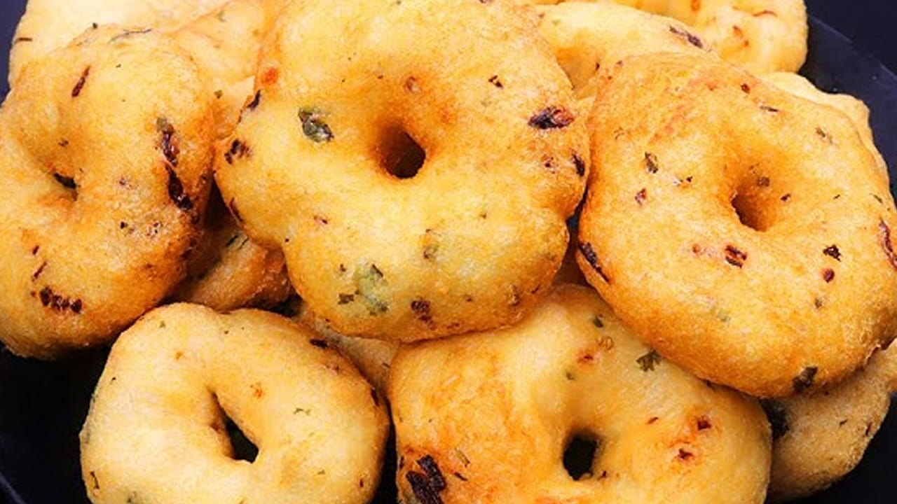 
ఆ తరవాత చేతికి కొద్దిగా ఆయిల్ తీసుకుని రాసుకుని చిన్న ఉండలుగా తీసుకోవాలి. వాటిని, గారెల్లాగా చేసుకుని కాల్చడమే. ఇంకా దాని  మధ్యలో చిన్న రంధ్రం లాగా వేసుకుని నూనెలో బాగా వేయించుకోవాలి. ఇలా చేస్తే లోపల ఉడికి మంచి టేస్టీగా ఉంటుంది. ఇంకా ఇవి మంచిగా తినడానికి రుచిగా ఉంటాయి. 
