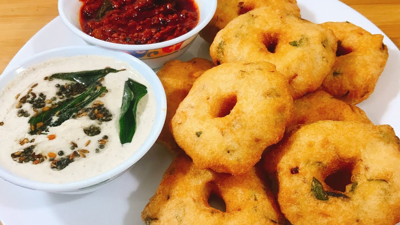 
జొన్న పిండి గారెలకు కావలసిన పదార్థాలు:  ఒక కప్పు జొన్న పిండి,  ఒక ఉల్లిపాయ, నాలుగు పచ్చిమిర్చి , ఒక చిన్న అల్లం ముక్క 
నాలుగు కరివేపాకు, అర కట్ట కొత్తిమీర, కొద్దిగా జీలకర్ర, ఉప్పు చాలా అవసరం.  ఇంకా పచ్చడికి సరిపడా నూనెను తీసుకోవాలి. ఇంకా ఈ పదార్థాలు అన్ని వేస్తే  గారెలకు మంచి రుచి వస్తుంది. 
