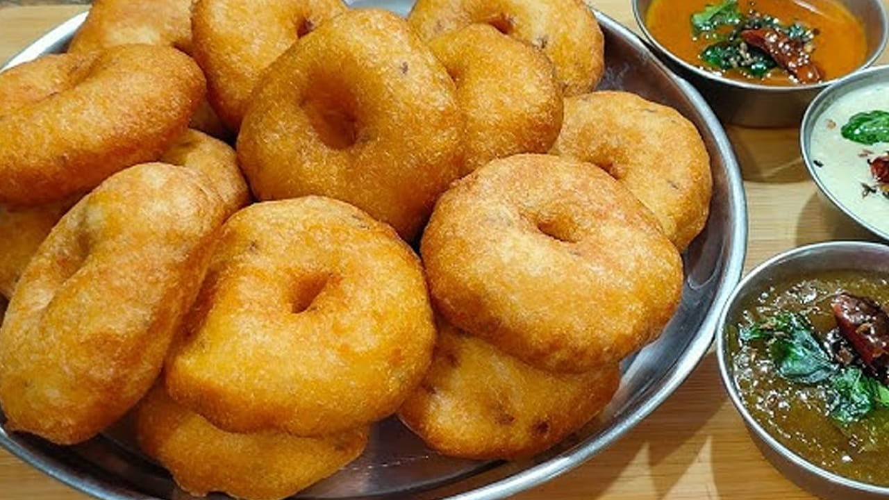 ఇప్పుడు పాన్ లో ఆయిల్ వేసి, మీడియం మంటపై గారెలు వేయాలి. ఒక్కసారిగా ఎక్కువ వేయకుండా కొద్దికొద్దిగా వేసుకుంటే సమంగా వేగుతాయి. గారెలను రెండు వైపులా బంగారు కలర్లోకి  మారే వరకు నెమ్మదిగా వేయించాలి. ఇలా చేస్తే  గారెలు కూడా చాలా టేస్టీగా ఉంటాయి. మీరు కూడా ట్రై చేయండి. 