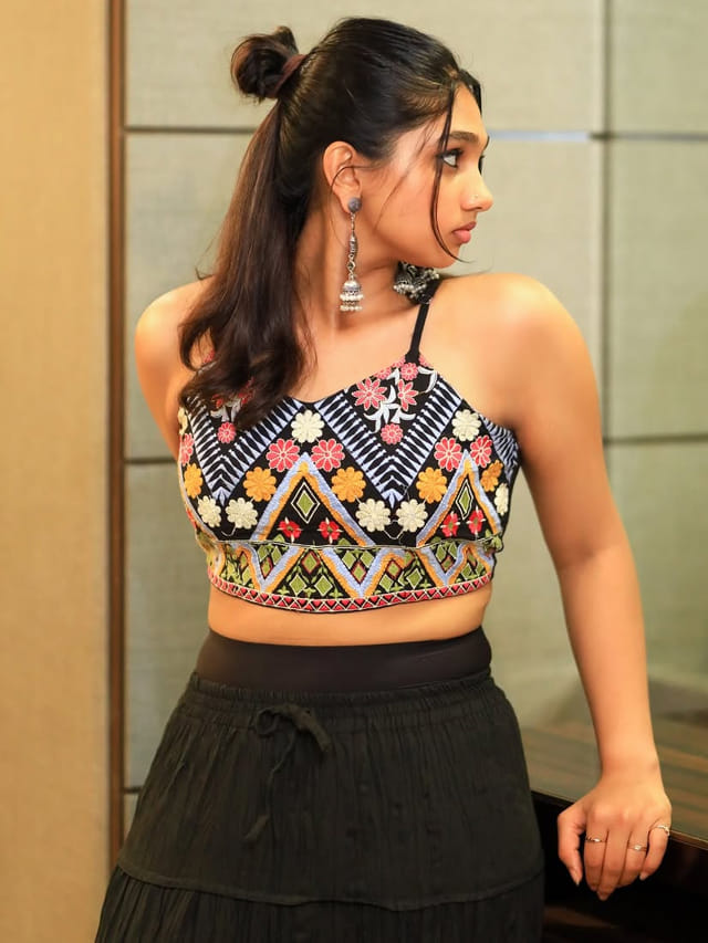 హీరోయిన్‏గా కాంట్రావర్సి నటి కూతురు.. మెంటలెక్కిస్తోన్న జోవిక..