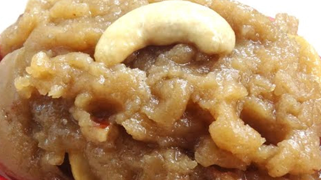 పిండిని ఉడికించుకోవాలి : ఇక ఇప్పుడు వేయించిన పిండిలో  రెండు కప్పుల పాలు అలాగే వాటితో పాటు నీళ్లు కూడా పోసి వాటిని ఉండలు లేకుండా  బాగా మెత్తగా అయ్యేలా దీనిని కలపాలి. అలాగే పిండిని స్టవ్ మీదే ఉంచి ఉడికించాలి.