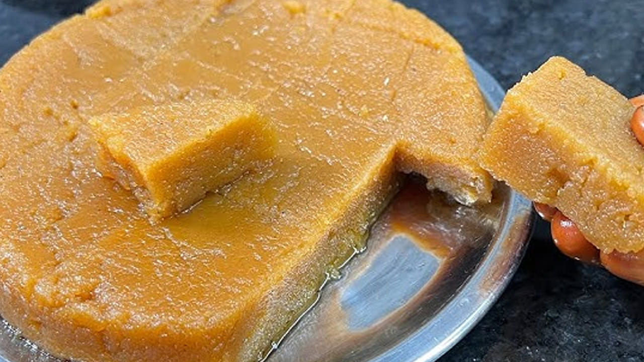 జొన్న పిండి బాగా ఉడికిన తర్వాత ముందుగా రెడీ చేసి పెట్టుకున్న బెల్లం తురుమును దీనిలో వేసి బాగా మిక్స్ అయ్యేలా కలపాలి. ఇక ఇప్పుడు నెమ్మది నెమ్మదిగా బెల్లం కరిగి హల్వాలాగా మారుతుంది. ఇంకా దీనిలో నెయ్యిని కూడా కలుపుకోవాలి.
