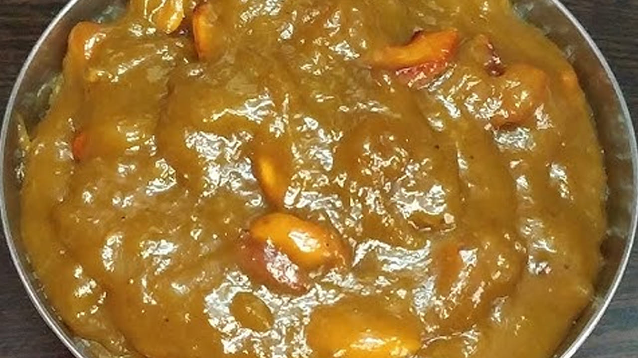 ఇక చివర్లో ఒక టేబుల్ స్పూన్ లేదా అర టీ స్పూన్ యాలకుల పొడి, బాదం పప్పులు, జీడిపప్పులు కూడా వీటిని దించేయాలి. మీరు దేనిలో అయితే పెట్టాలనుకుంటున్నారో డానికి నెయ్యి రాసి, చల్లారాక తింటే స్వీట్ స్వీట్ గా బావుంటుంది.
