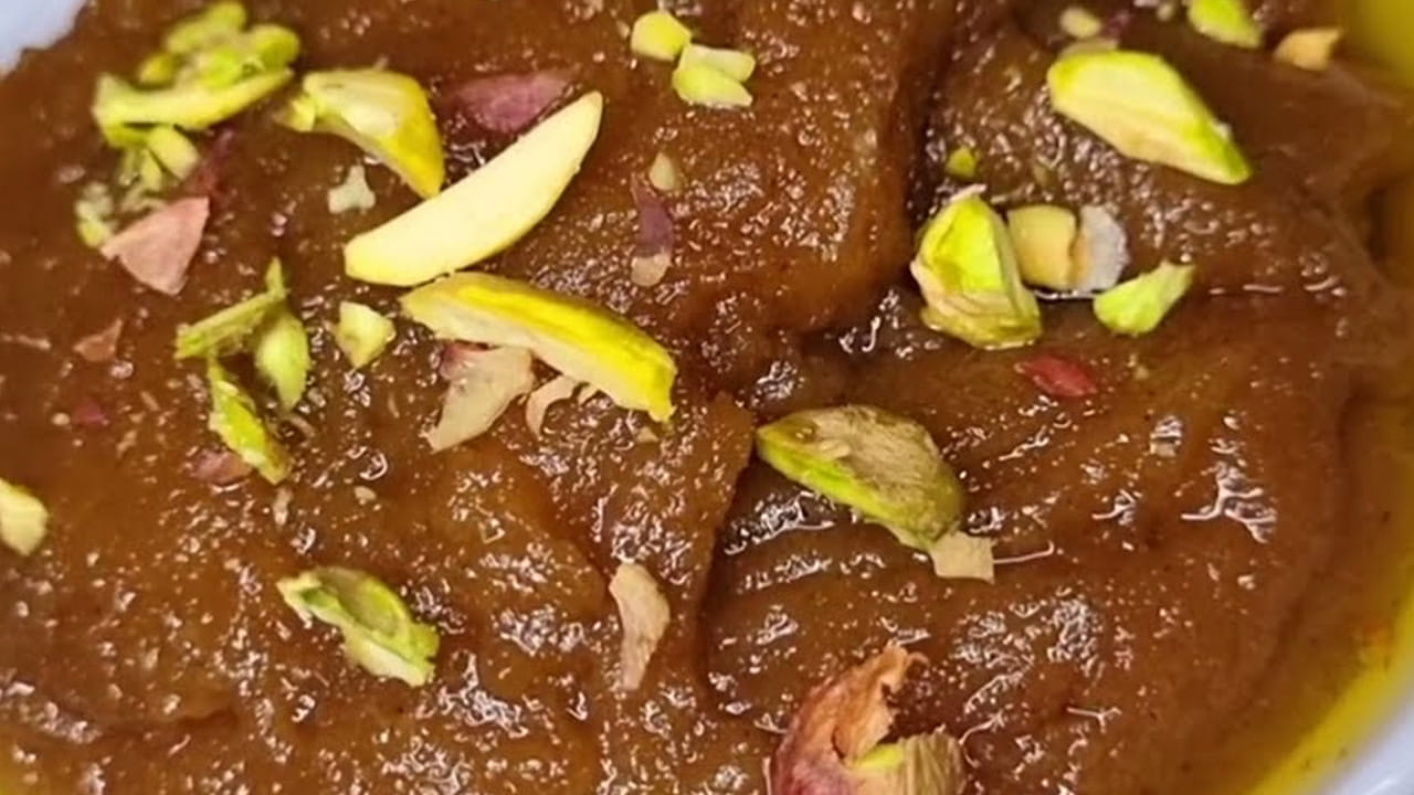 ముందుగా పిండిని బాగా వేయించుకోవాలి: గ్యాస్ స్టవ్ వెలిగించి దాని మీద పాన్ పెట్టి, 3 టేబుల్ స్పూన్ల నెయ్యి  వేసి అది బాగా వేడయ్యాక,  జొన్న పిండిని కూడా వేసి అది గోల్డ్ రంగులోకి మారే వరకు స్టవ్ మీదే ఉంచి బాగా  వేయించాలి.