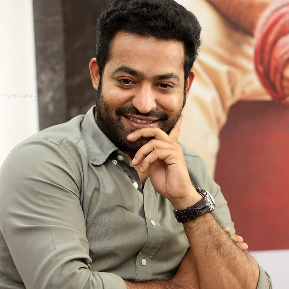 జూనియర్ ఎన్టీఆర్ వంటి గొప్ప నటుడి కోసం ఎలాంటి కథను ఎంచుకోవాలని అడిగినప్పుడు, "ఆయన ఇలాంటిది అని అనుకోవడానికి ఆయన ఏమైనా చిన్న యాక్టర్ ఆ అండి" అంటూ ఆయన స్థాయిని ప్రశంసించారు. జూనియర్ ఎన్టీఆర్ ఒక నటుడిగా పూర్తి భిన్నమైన స్థాయిలో ఉన్నారని, ఆయన సామర్థ్యం భౌతికం లేదా స్టార్ డమ్ కు సంబంధించినది కాదని స్పష్టం చేశారు.