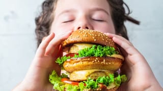 బంధాలు నిలవాలంటే ప్రేమ మాత్రమే సరిపోదా? సోషల్ మీడియా సలహాలే చెడగొడుతున్నాయా