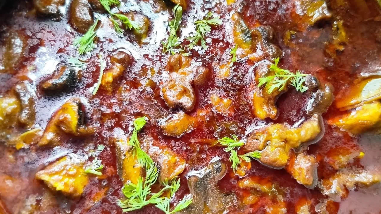 తయారీ విధానం : ముందుగా జుట్టుకోడి ముక్కలను చిన్న సైజులో కట్ చేసుకోవాలి. తర్వాత వీటిని గోరు వెచ్చటి నీటిలో పసుపు, ఉప్పు, నిమ్మరసం వేసి బాగా కడగాలి. తర్వాత ఈ ముక్కలకు ఉప్పు, కారం, అల్లం వెల్లుల్లి పేస్ట్ కలిపి దాదాపు 20 నిమిషాల పాటు పక్కన పెట్టుకోవాలి.