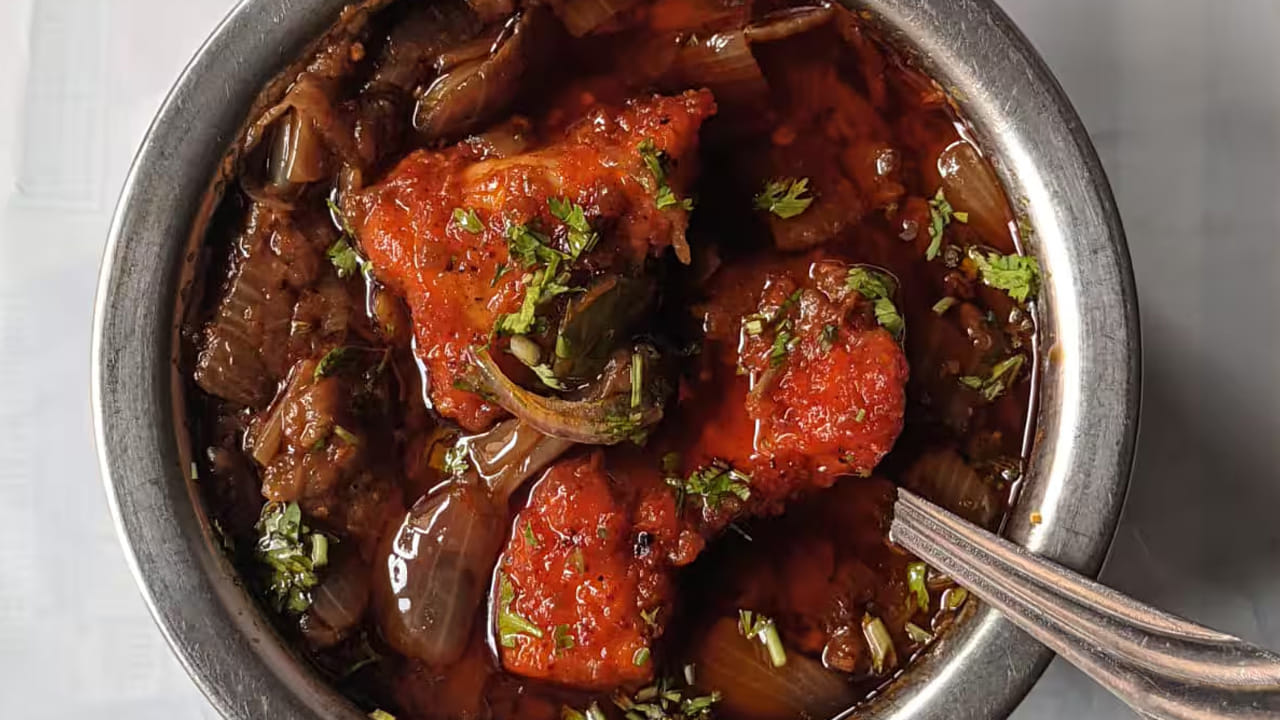 ఇప్పుడు నాటు కోడి, జుట్టు కోడి కూరలోకి ఉపయోగించే స్పెషల్ మసాలా తయారు చేసుకోవాలి. దాని కోసం ఎండు కొబ్బరి, ధనియాల పొడి, మిరియాల పొడి, జీలకర్ర పొడి, సోంపు, లవంగాలు, యాలకులు, దాల్చిన చెక్క, అనాస పువ్వు వీటన్నింటిని దోరగా వేయించి మసాలా రెడీ చేసుకోవాలి. ఇప్పుడు స్పెషల్ మసాలా రెడీ.