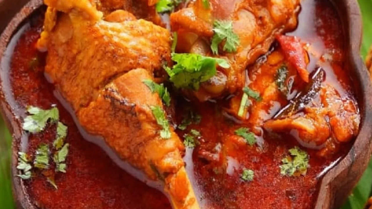 ఇప్పుడు స్టవ్ ఆన్ చేసి పాన్ పెట్టాలి. అందులో కర్రీకి కావాల్సినంత నూనె పోయాలి. ఇప్పుడు అందులో బిర్యానీ ఆకు, లవంగాలు, పూదీన, కొంచెం కొత్తిమీర వేసి వేగనివ్వాలి. ఇప్పుడు పసుపు, ఆనియన్స్, పచ్చి మిర్చి వేసి బంగారు రంగు వచ్చే వరకు వేయించుకోవాలి. ఇప్పుడు అల్లం వెల్లుల్లి పేస్ట్ వేసి, పచ్చి వాసన పోయేంత వరకు వేయించుకోవాలి.